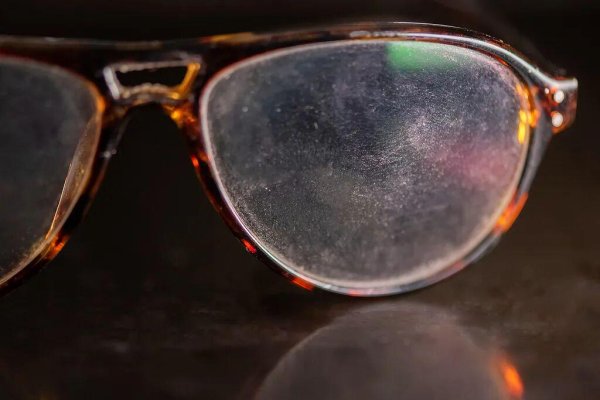 芝麻财富 再这么擦，你的眼镜就离“报废”不远了